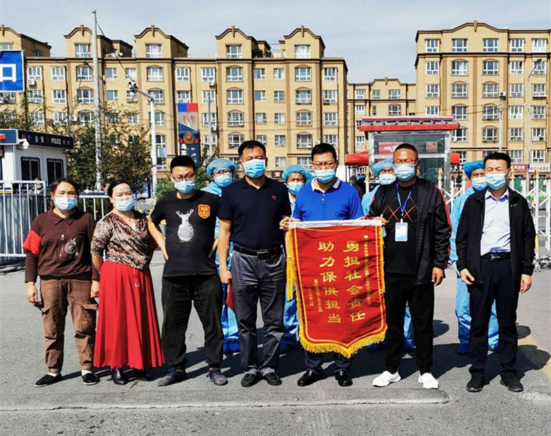 1601438885453169.jpg 圖為:烏蘇北園春市場(chǎng)接受旌旗_副本.jpg